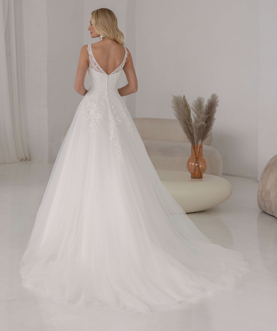Lauritas dos Jarice robe de mariée princesse tulle dentelle décolleté V traîne magasin de robes de mariée Annecy