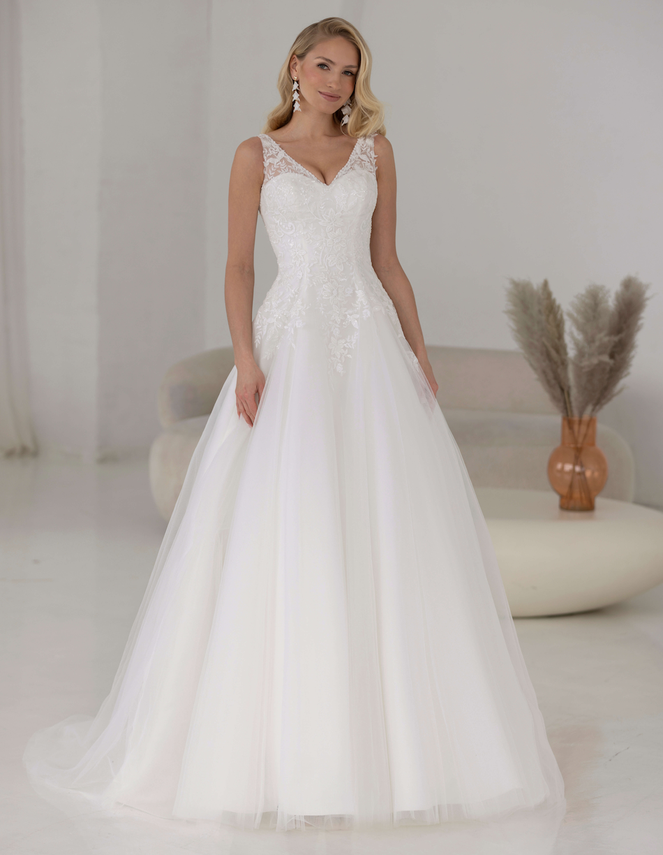 Lauritas face Jarice robe de mariée princesse tulle dentelle décolleté V traîne magasin de robes de mariée Annecy