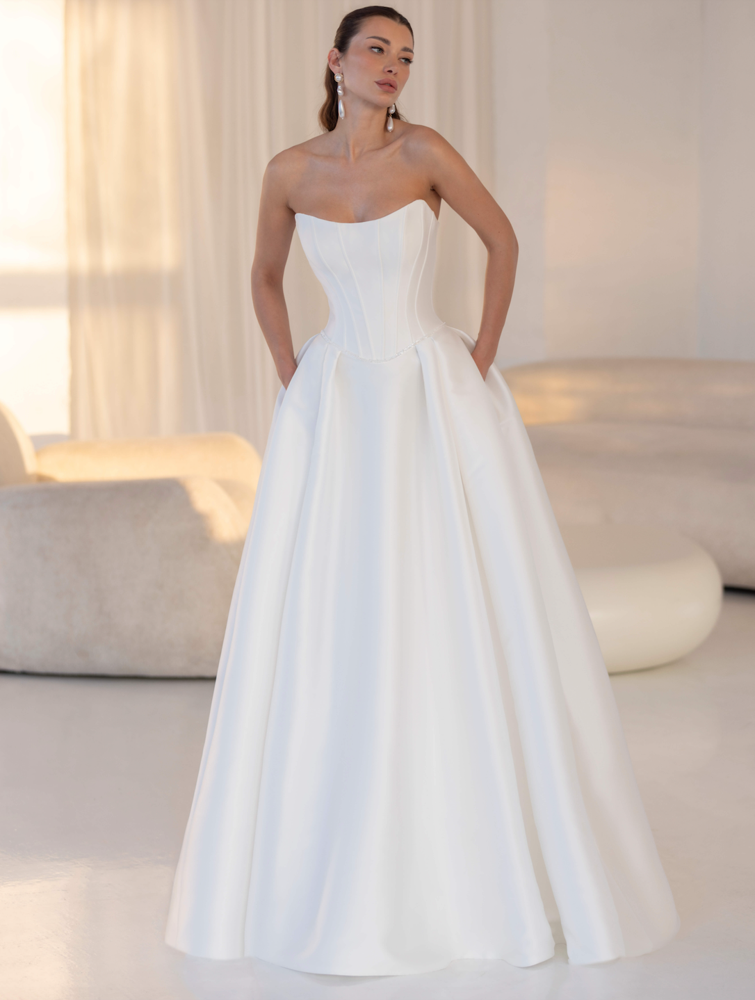 Link face Jarice robe de mariée princesse mikado bustier coeur traîne magasin de robes de mariée Annecy