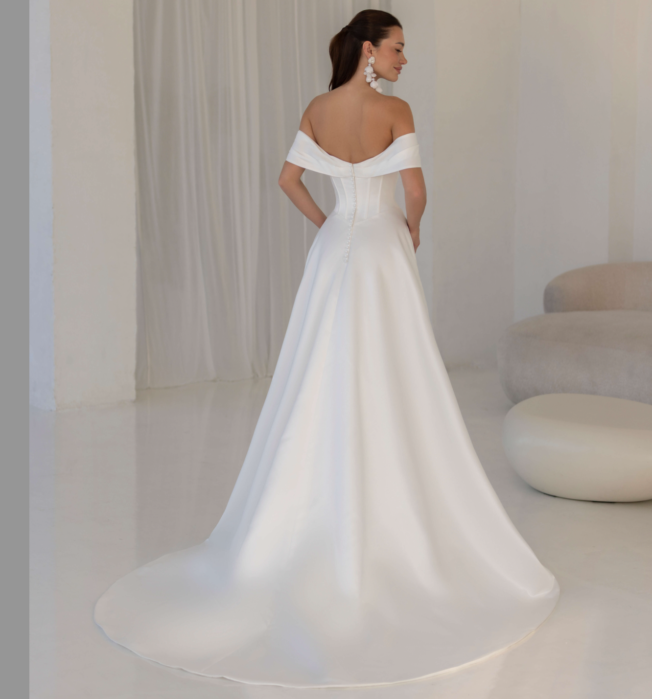 Lowell dos Jarice robe de mariée princesse satin bustier vague noeud manchettes traîne magasin de robes de mariée Annecy