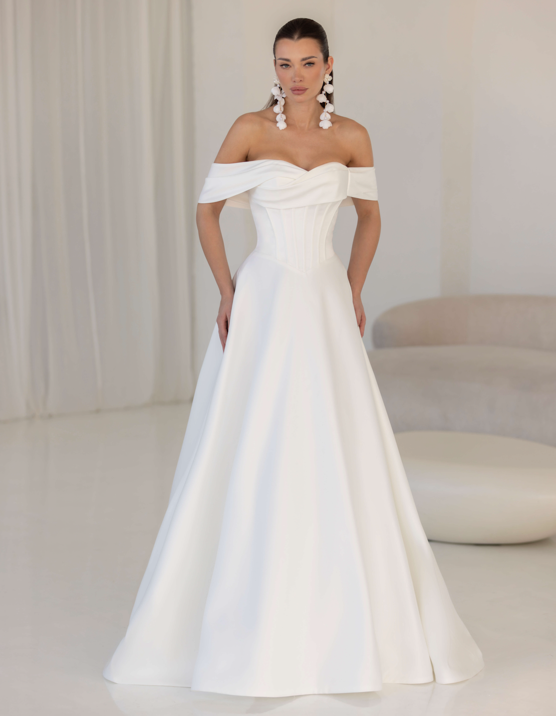 Lowell face Jarice robe de mariée princesse satin bustier vague noeud manchettes traîne magasin de robes de mariée Annecy