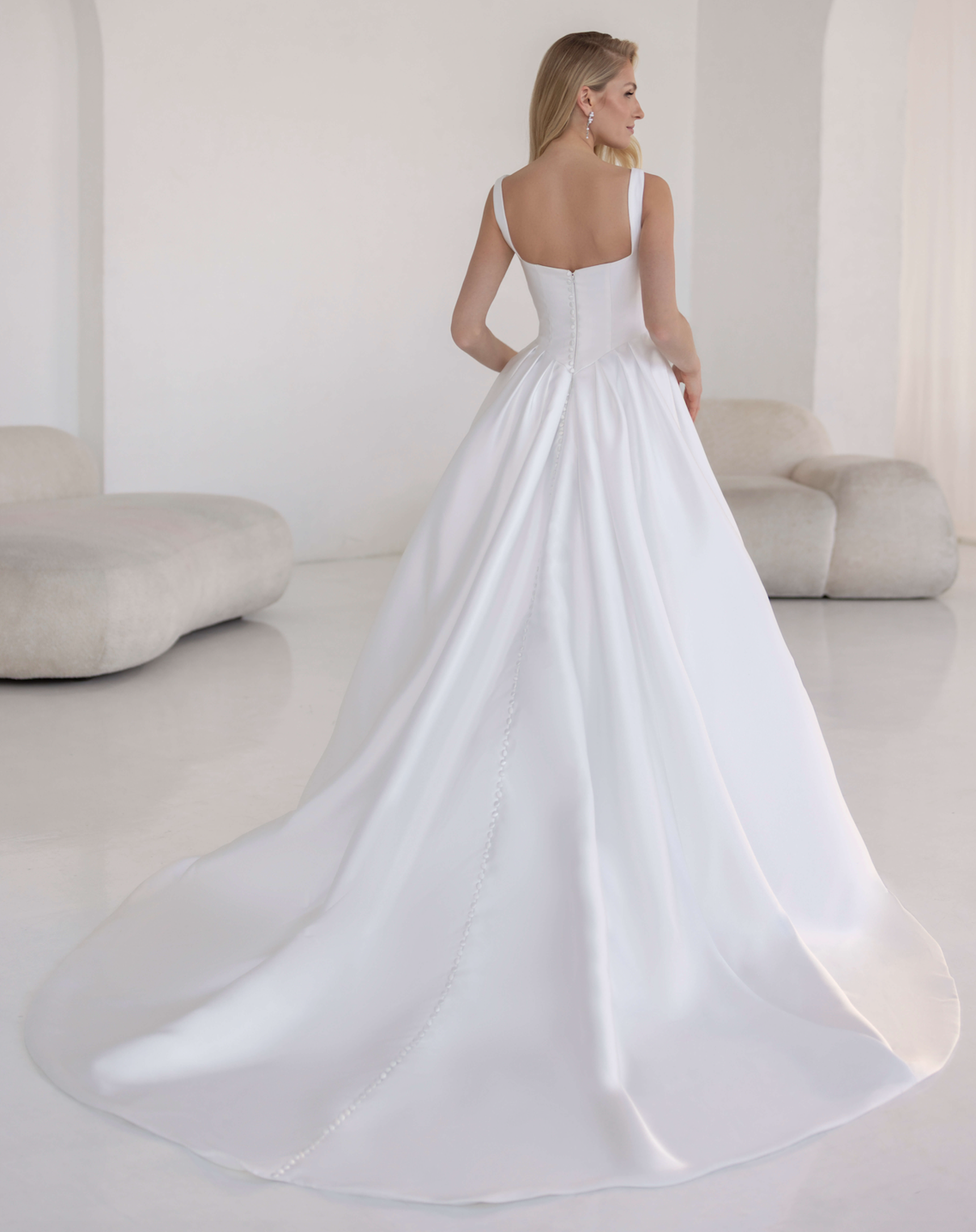 Lucretia dos Jarice robe de mariée princesse satin bustier pointe décolleté carré magasin de robes de mariée Annecy