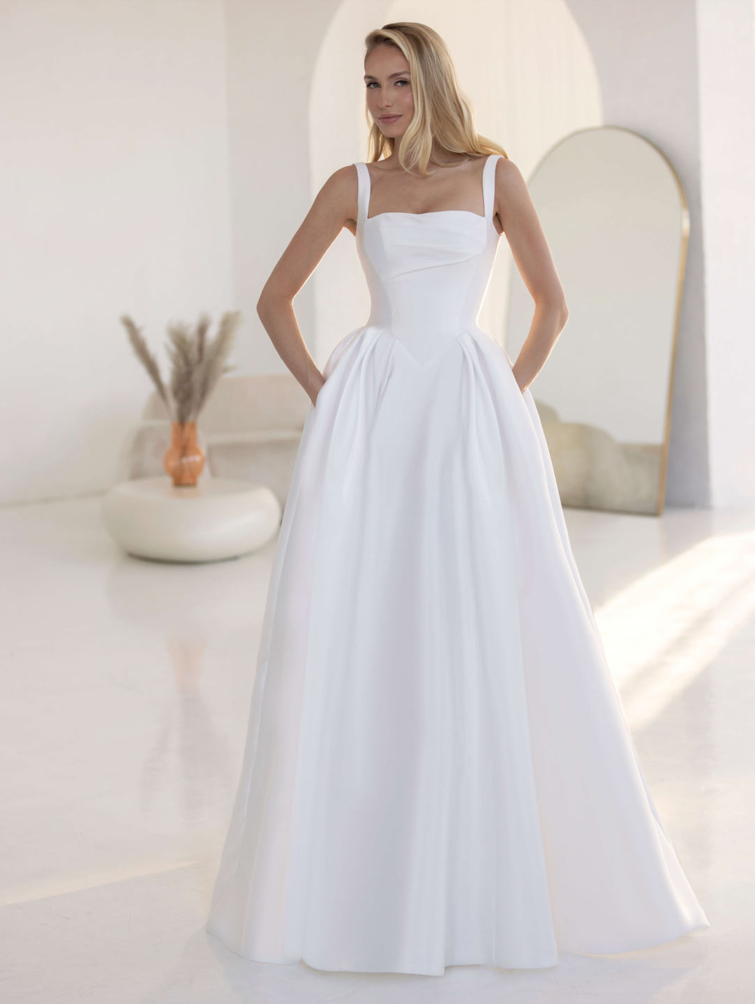 Lucretia face Jarice robe de mariée princesse satin bustier pointe décolleté carré magasin de robes de mariée Annecy