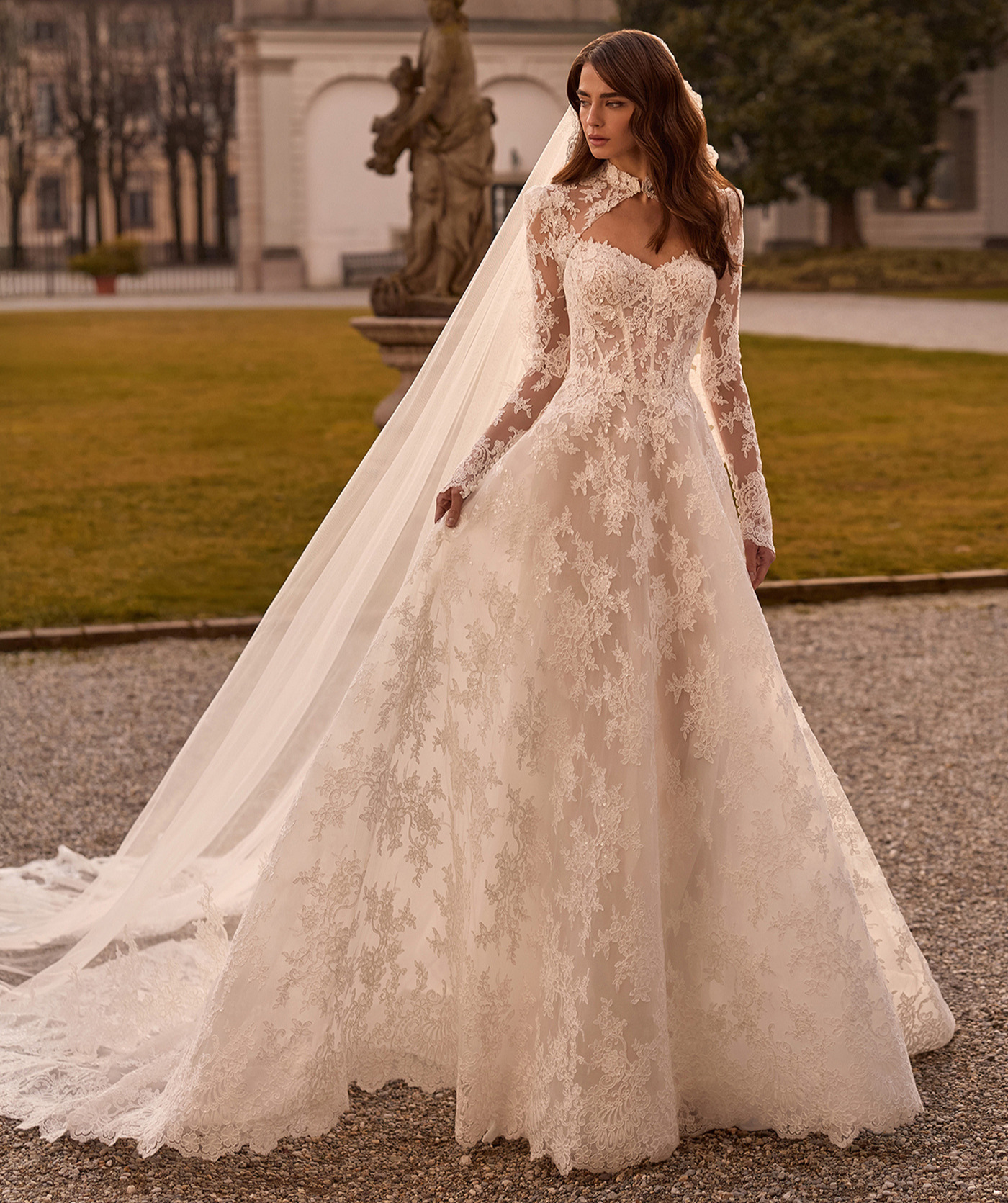 Palmaria face Alberto Palatchi robe de mariée bustier dentelle bolero manches longues traînes magasin de robes de mariée Annecy
