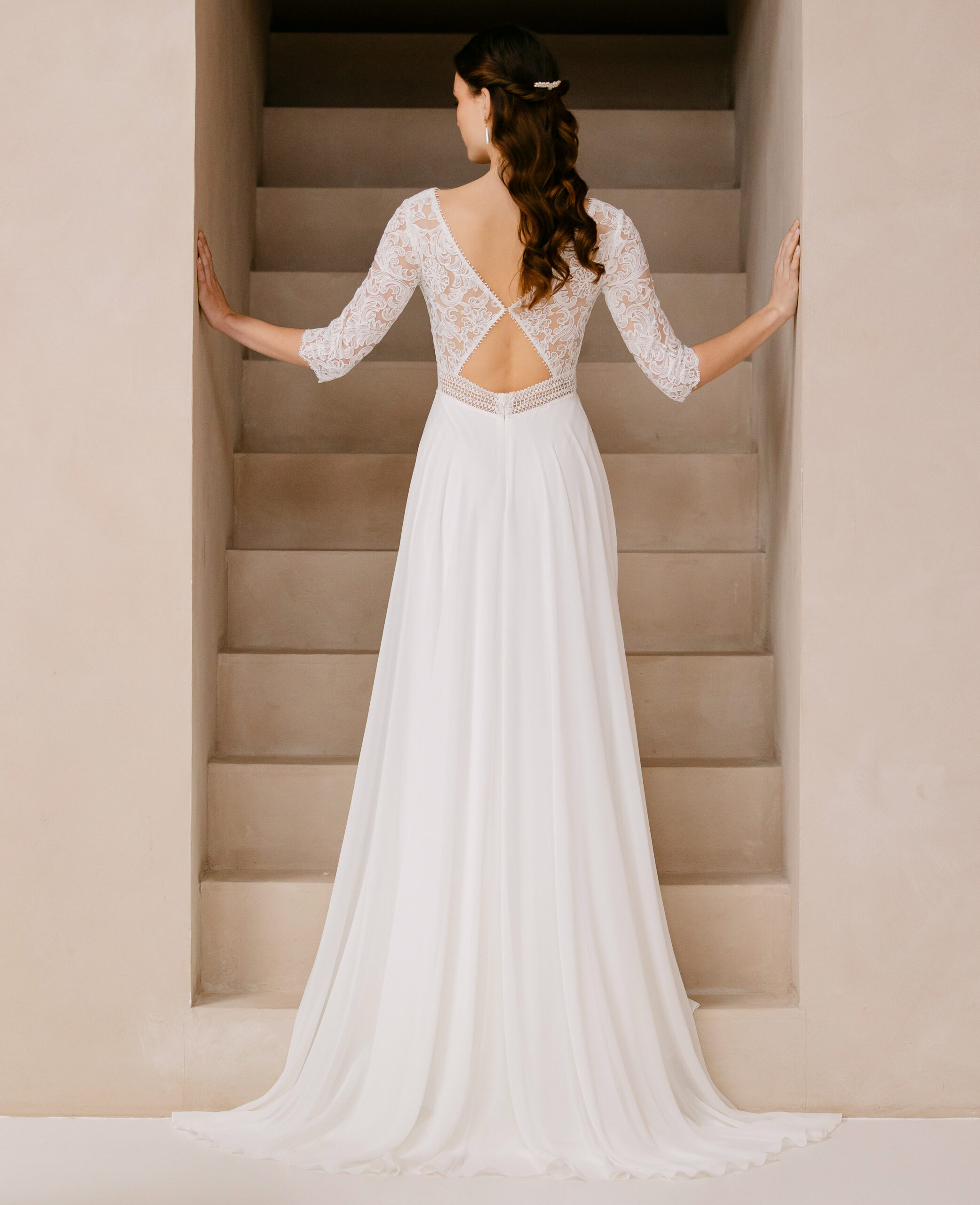 Ramona:1 dos Marylise robe de mariée fluide top décollete V dentelle manches trois quart dos papillon jupe fluide fendue traîne magasin de robes de mariée Paris