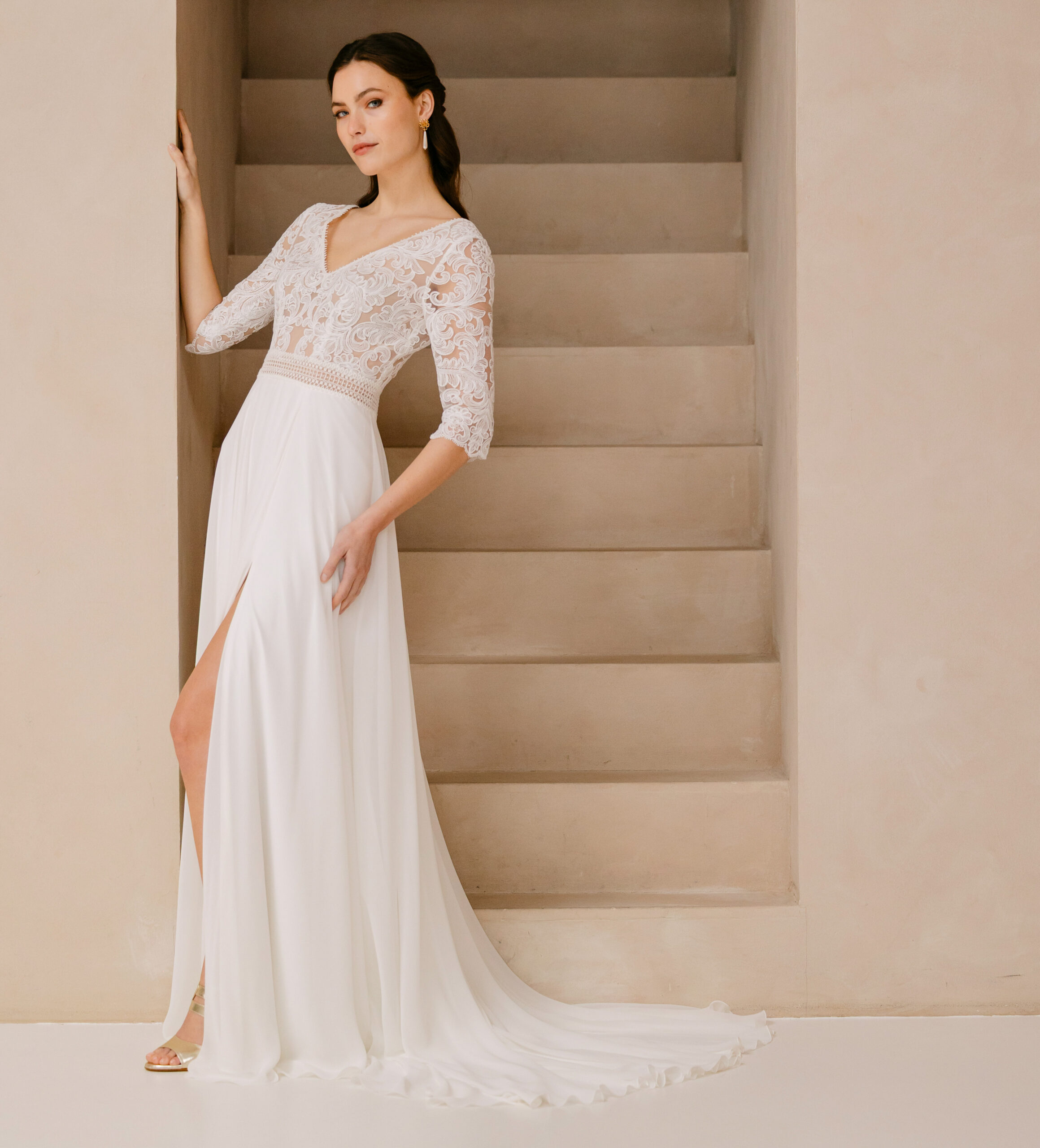 Ramona:1 face Marylise robe de mariée fluide top décollete V dentelle manches trois quart dos papillon jupe fluide fendue traîne magasin de robes de mariée Paris