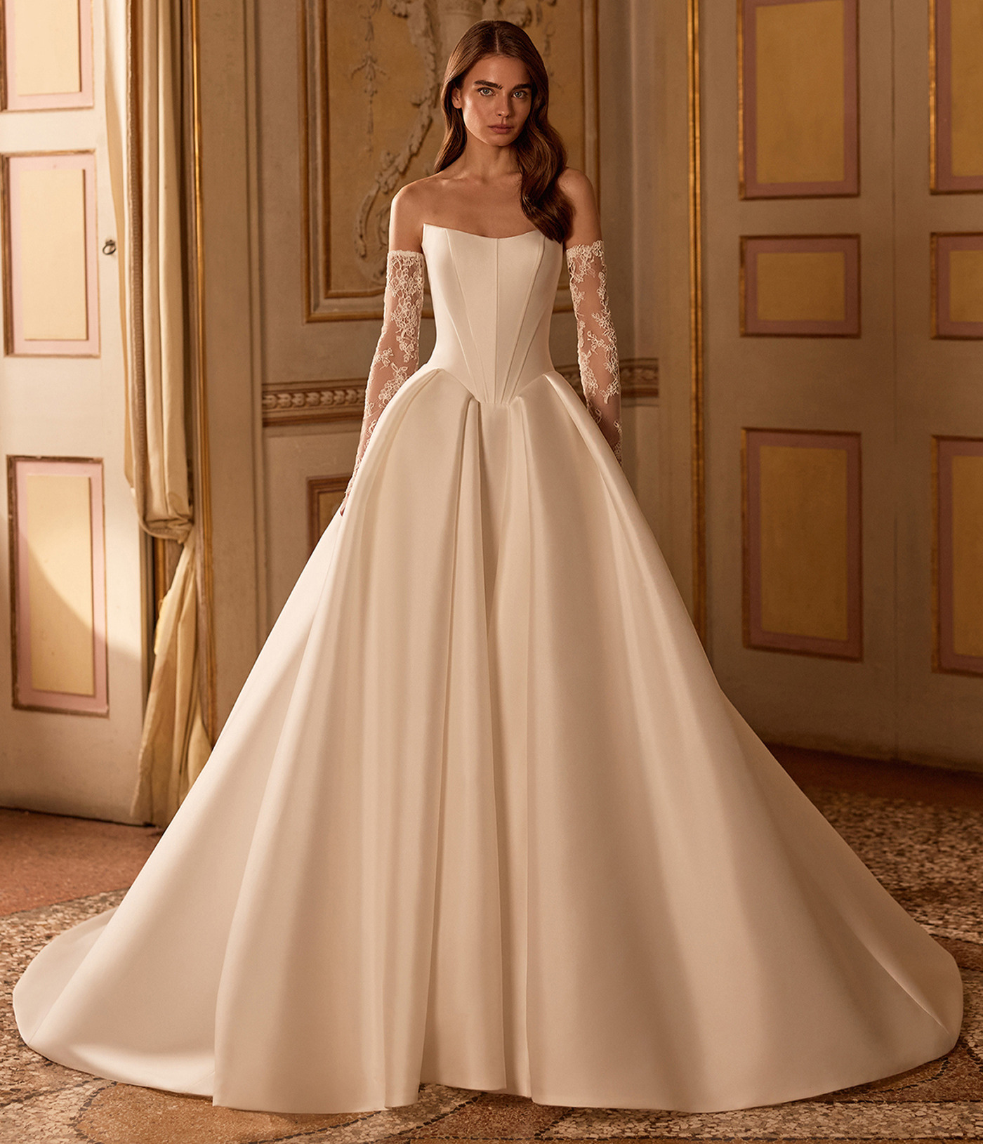 Salina face Alberto Palatchi robe de mariée princesse mikado bustier pointe traîne magasin de robes de mariée Annecy