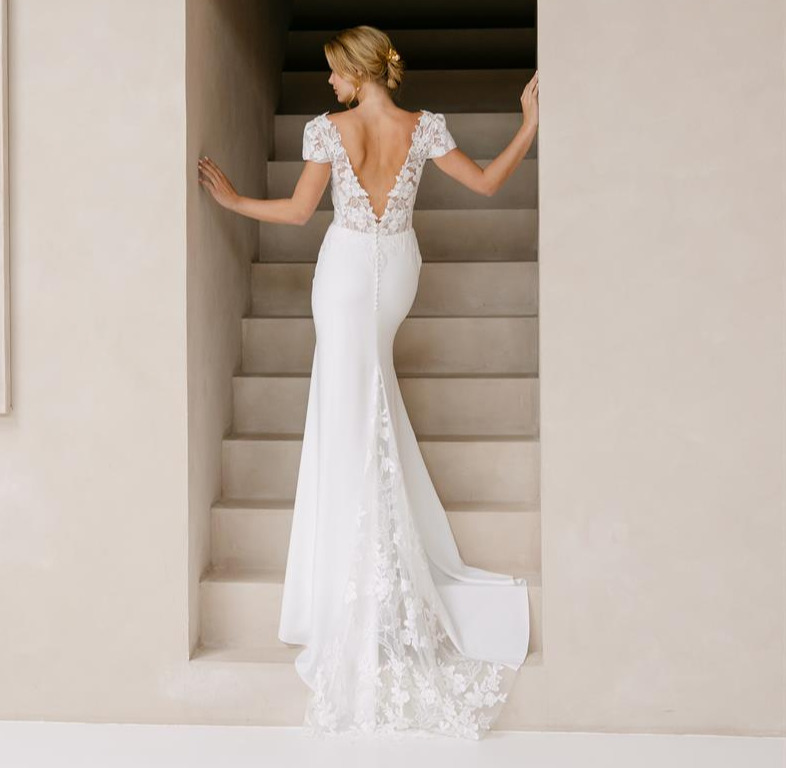 Soraya dos Marylise robe de mariée longue fluide to dentelle décolleté V manches courtes jupe fendue traîne magasin de robes de mariée Paris