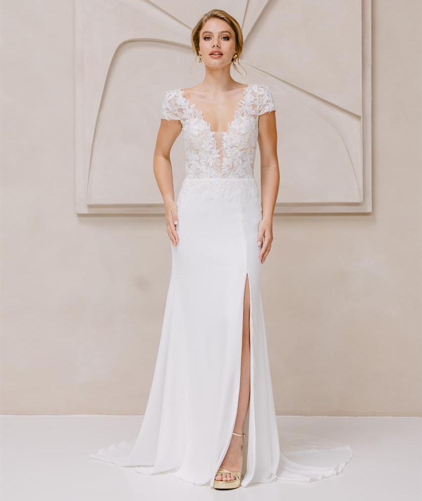 Soraya face Marylise robe de mariée longue fluide to dentelle décolleté V manches courtes jupe fendue traîne magasin de robes de mariée Paris