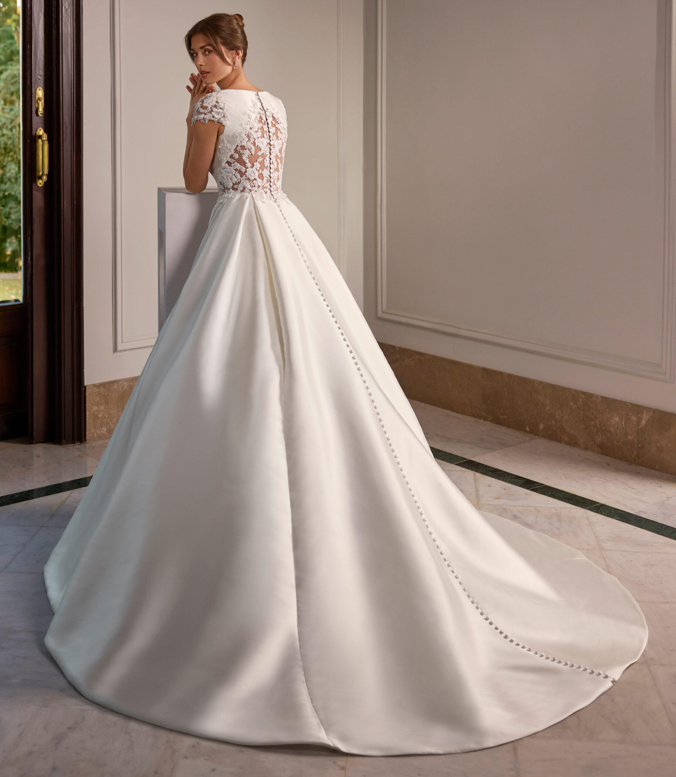 Tristy dos San Patrick robe de mariée princesse mikado dentelle décolleté V manchettes dentelle traîne magasin de robes de mariée Paris