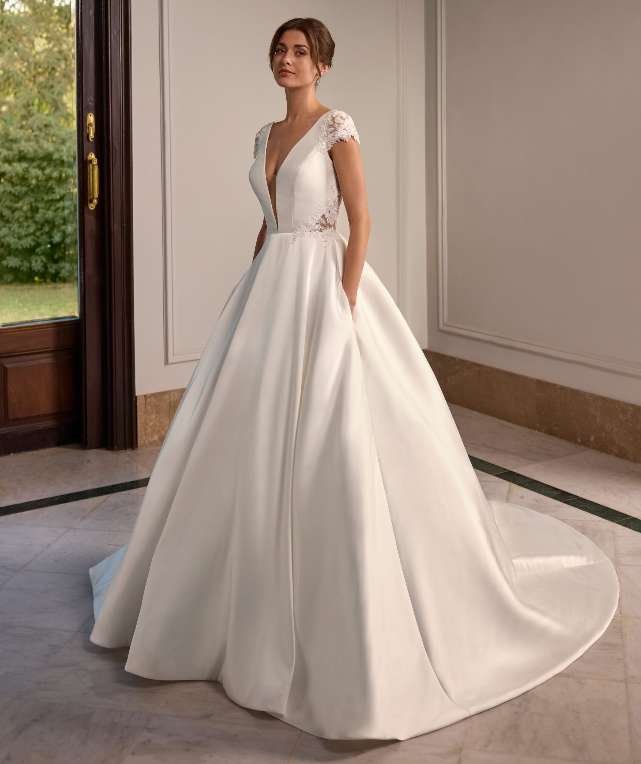 Tristy face San Patrick robe de mariée princesse mikado dentelle décolleté V manchettes dentelle traîne magasin de robes de mariée Paris