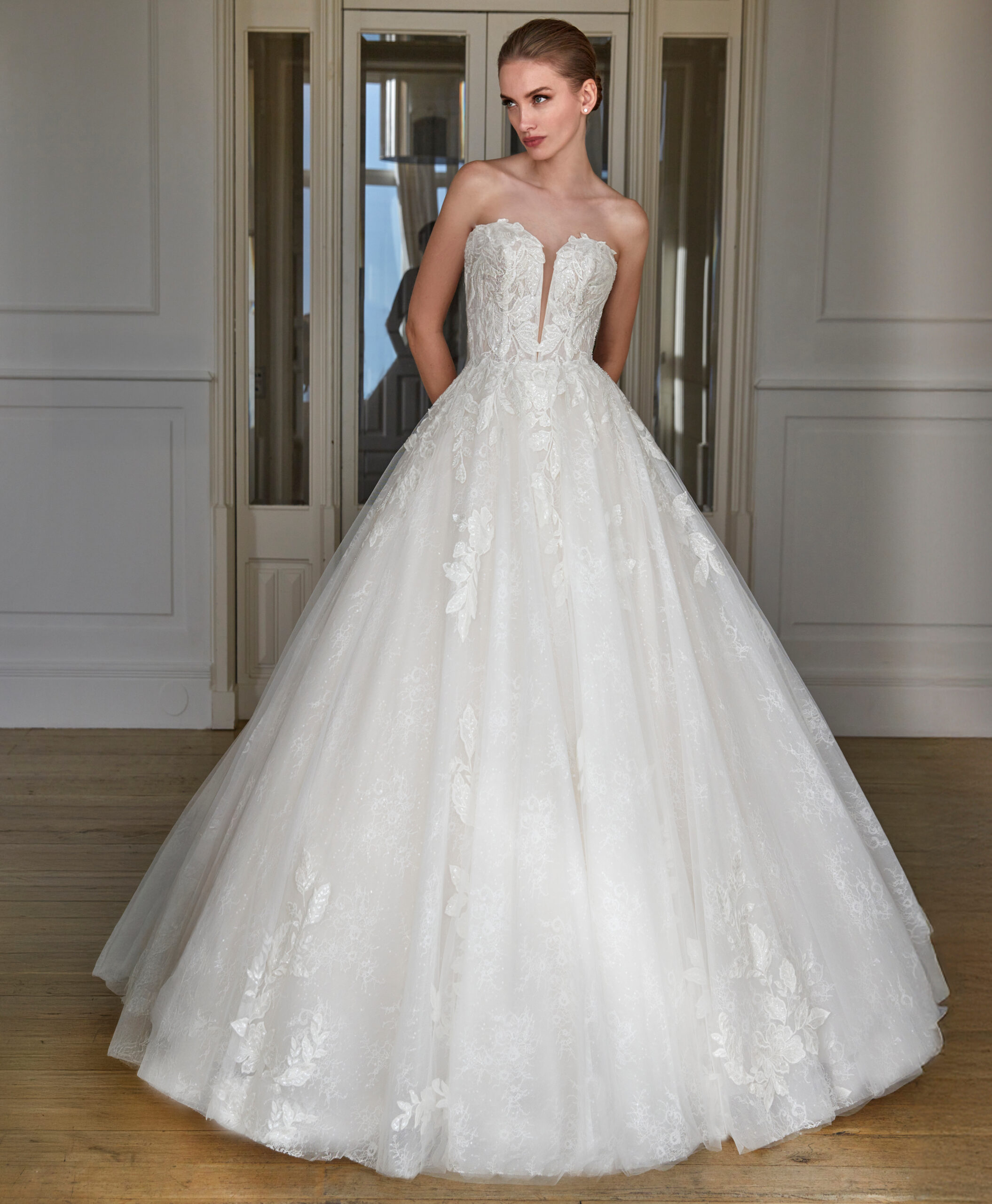 Vannia face San Patrick robe de mariée princesse bustier coeur dentelle tulle magasin de robes de mariée Paris