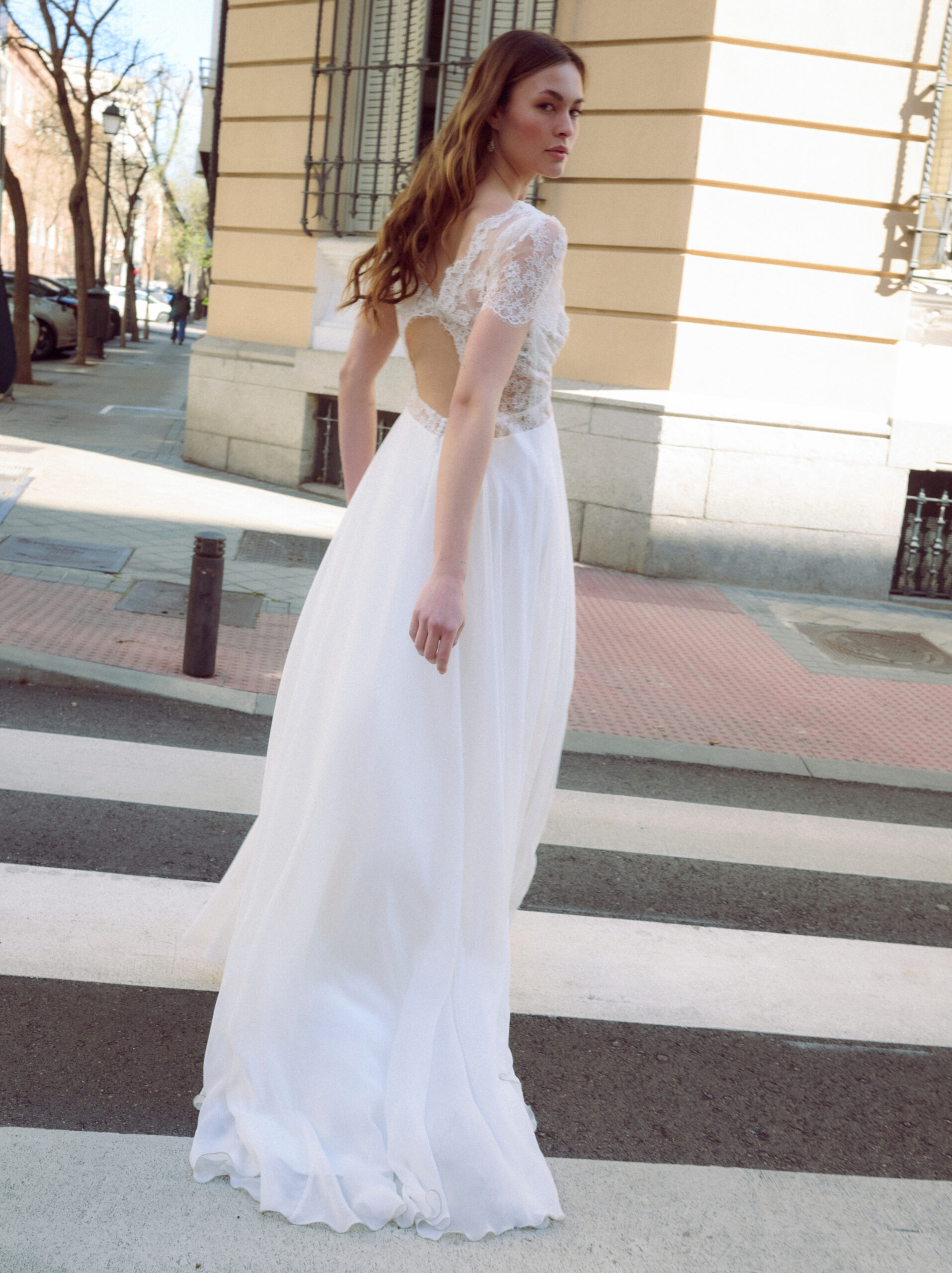 Vega:1 dos Rembo Atelier robe de mariée fluide simple épurée top dentelle décolleté V manches courtes traîne robe de mariée Paris
