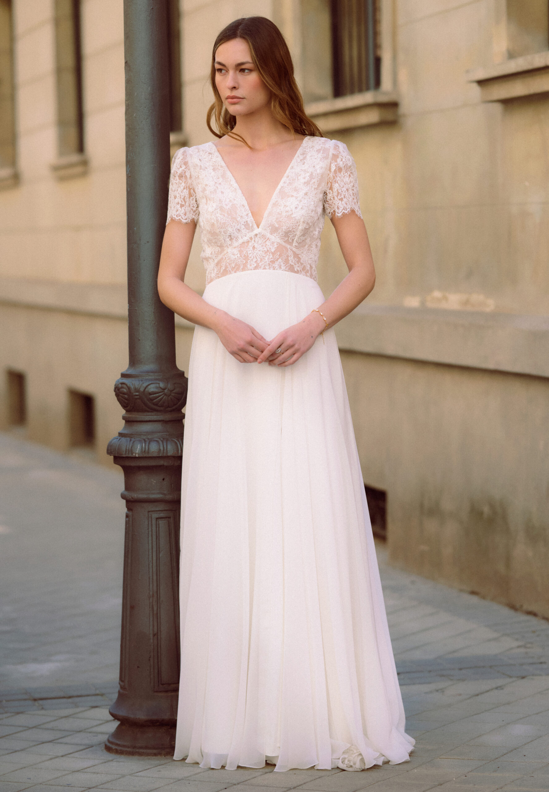 Vega:1 face Rembo Atelier robe de mariée fluide simple épurée top dentelle décolleté V manches courtes traîne robe de mariée Paris