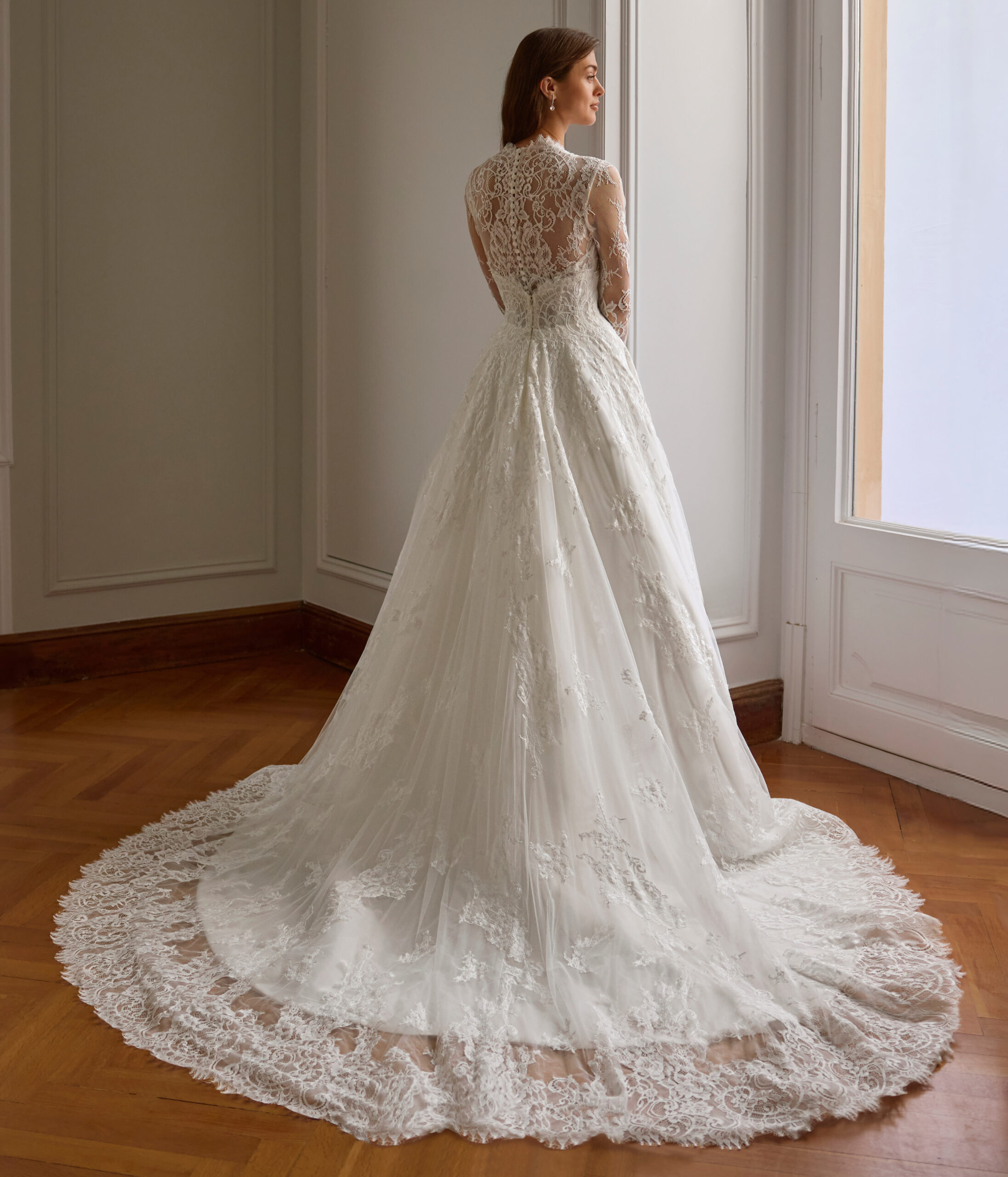 Vraya dos San Patrick robe de mariée princesse dentelle décolleté V manches longues traîne magasin de robes de mariée Paris