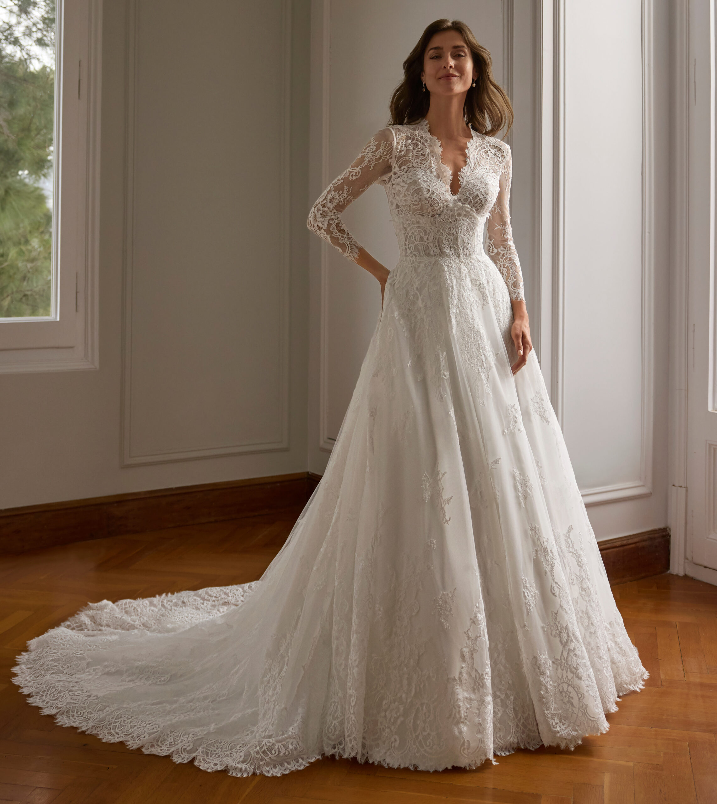 Vraya face San Patrick robe de mariée princesse dentelle décolleté V manches longues traîne magasin de robes de mariée Paris
