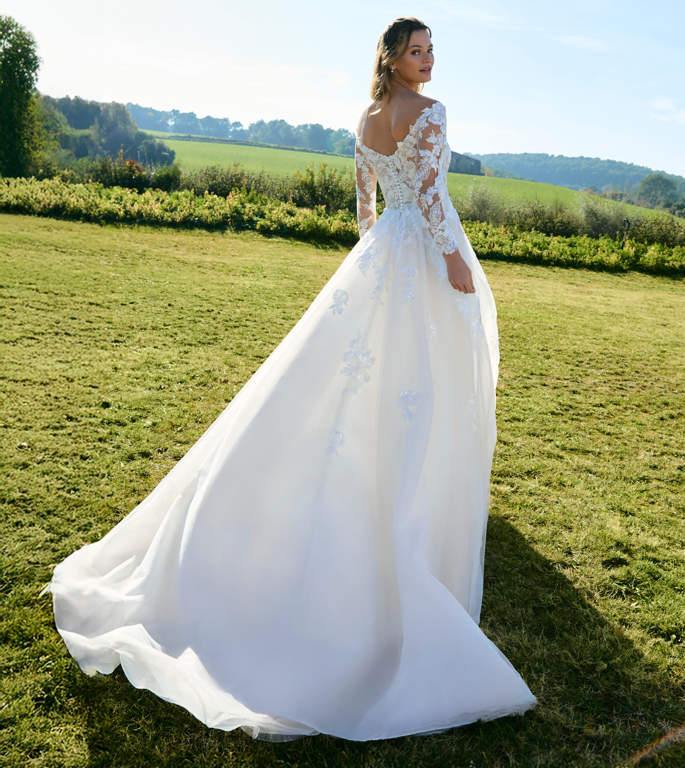 Zarela dos White One robe de mariée princesse dentelle organza top décolleté V manches longues traîne magasin de robes de mariée Paris