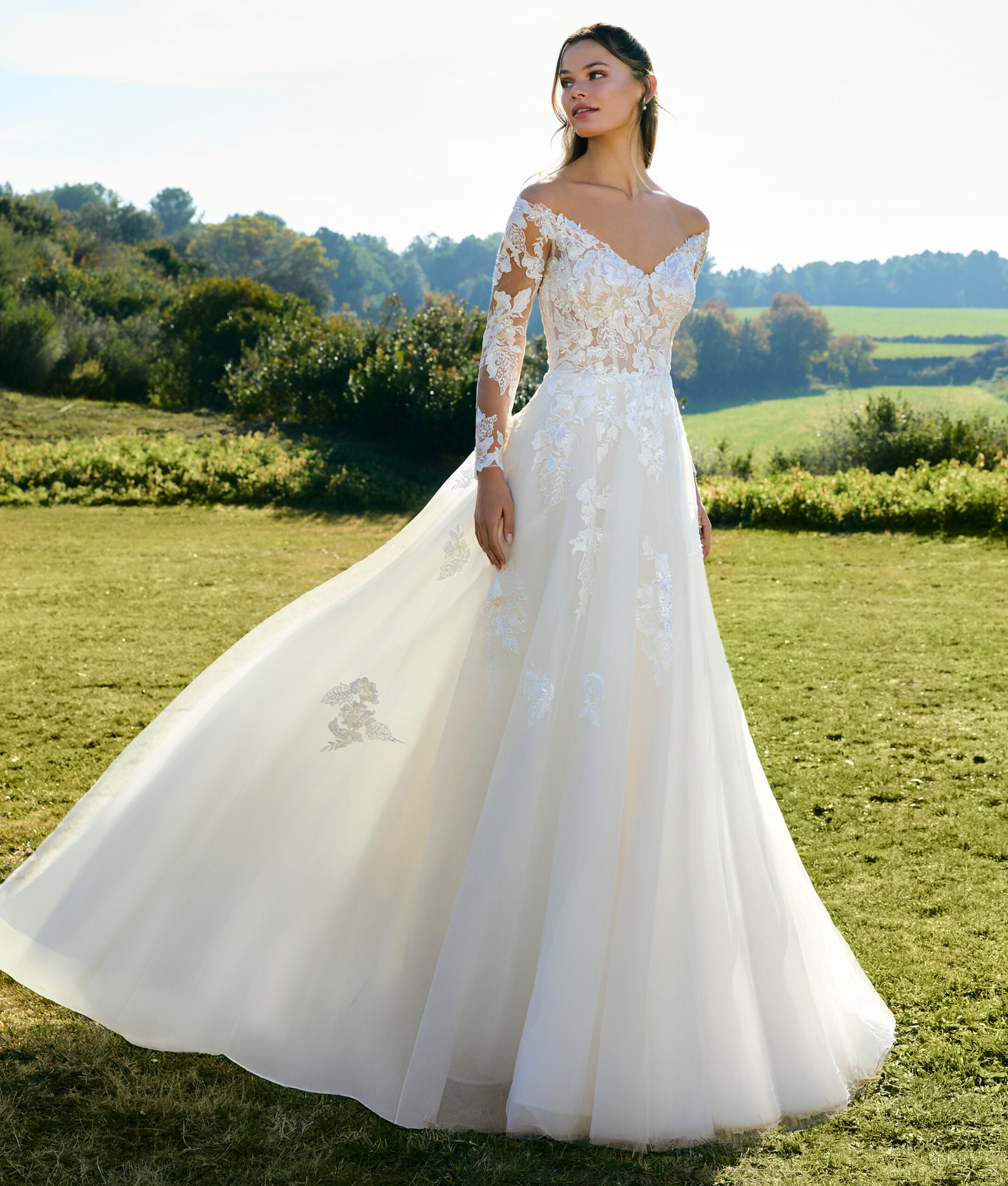 Zarela face White One robe de mariée princesse dentelle organza top décolleté V manches longues traîne magasin de robes de mariée Paris